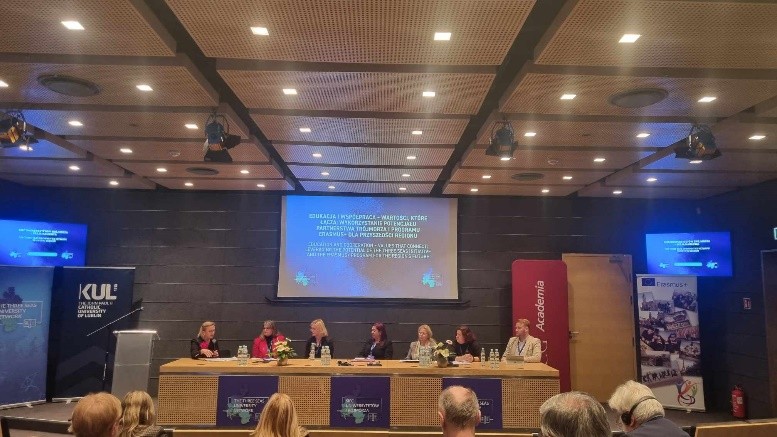 prelegenci podczas drugiego panelu dyskusyjnego 