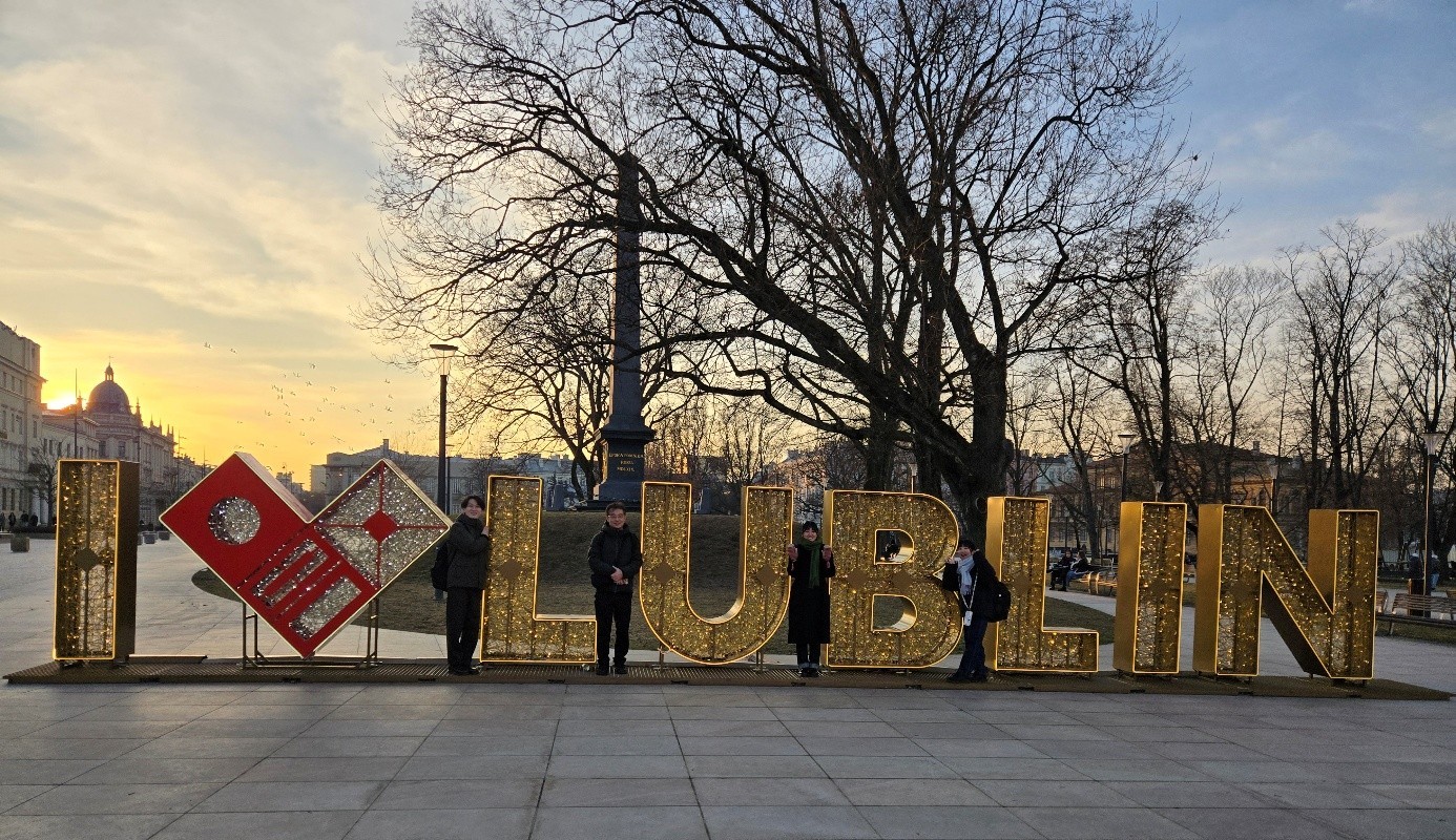 studenci z Japnii na tle napisu I love Lublin