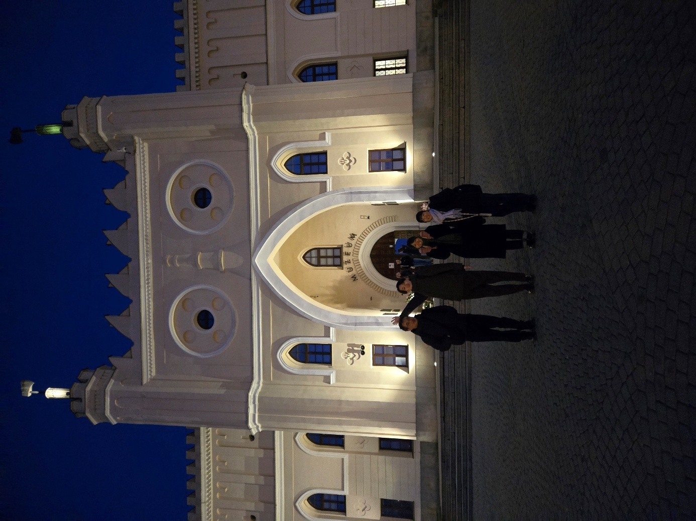 studenci z Japonii na tle zamky lubelskiego