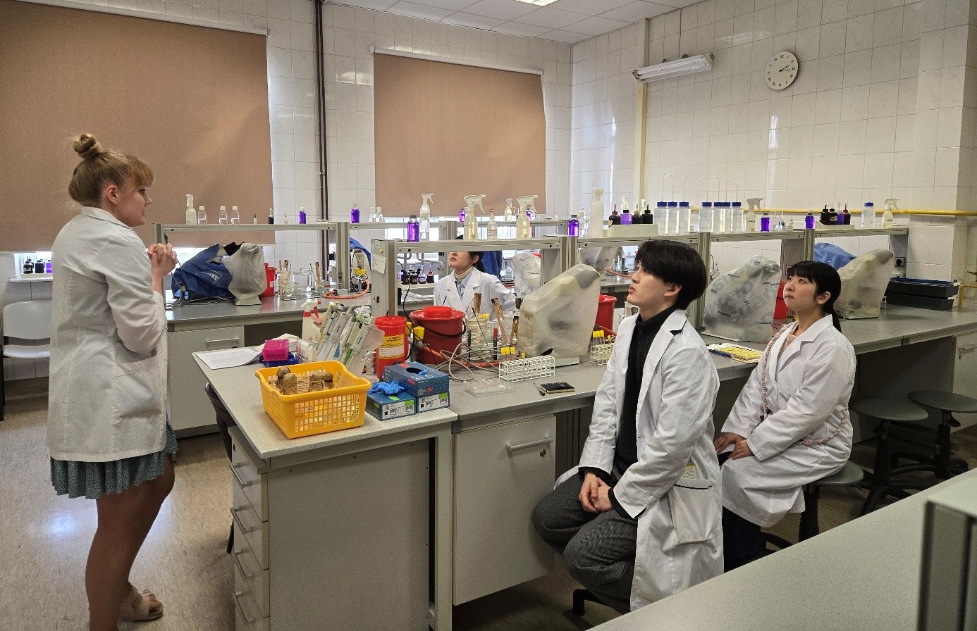 studenci na zajęciach w laboratorium