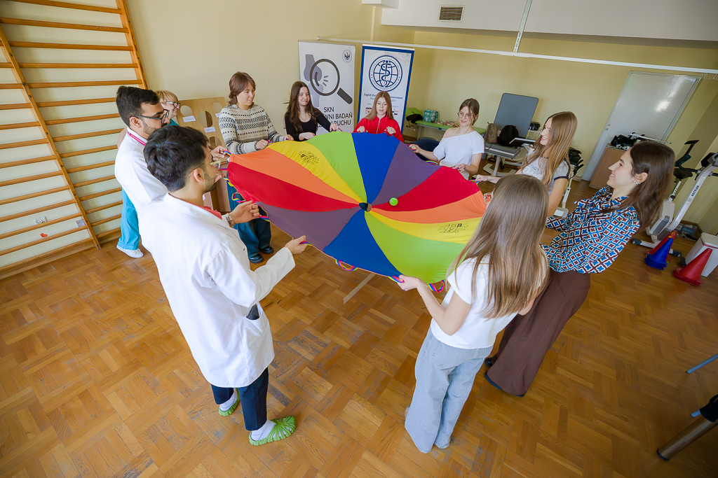 Studenci i uczniowie podczas ruchowych warsztatów zręcznościowych