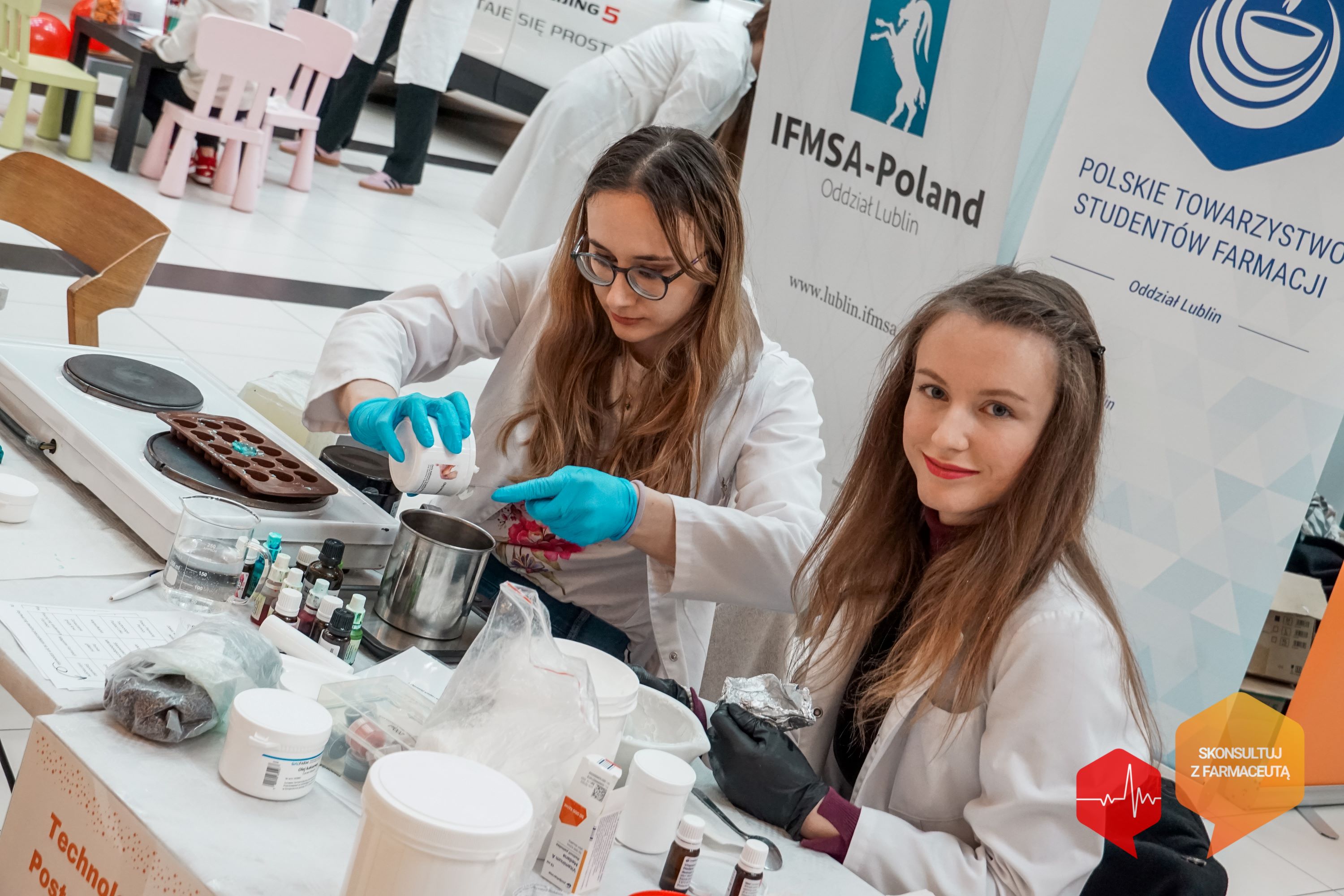 dwie kobiety przy stole 