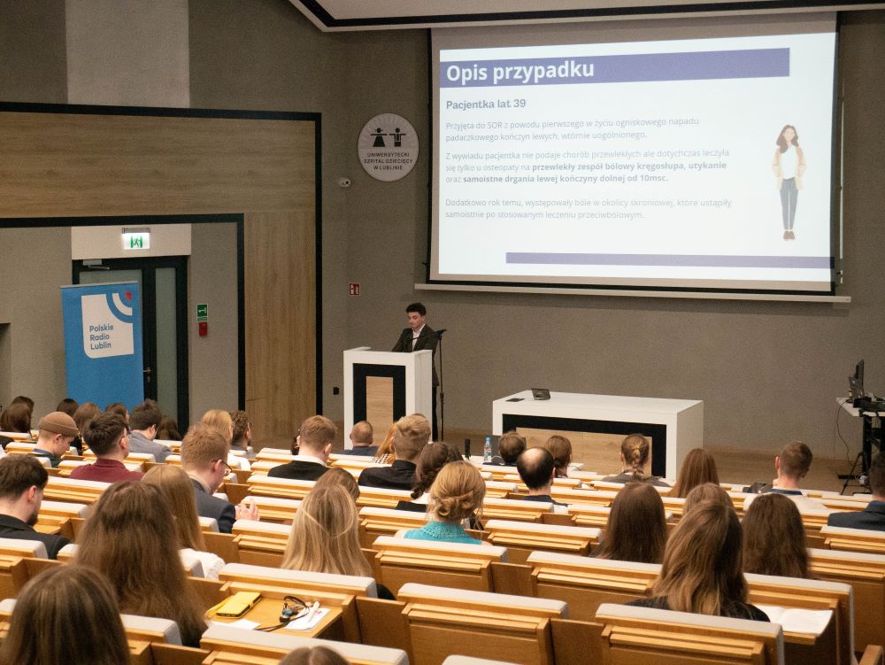 grupa osób podczas wykladu