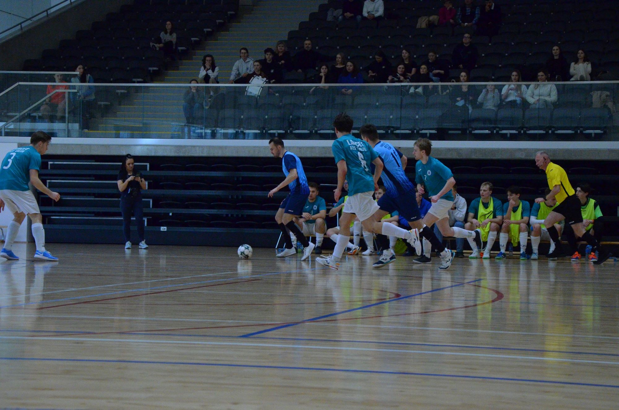 drużyna mężczyzn podczas meczu