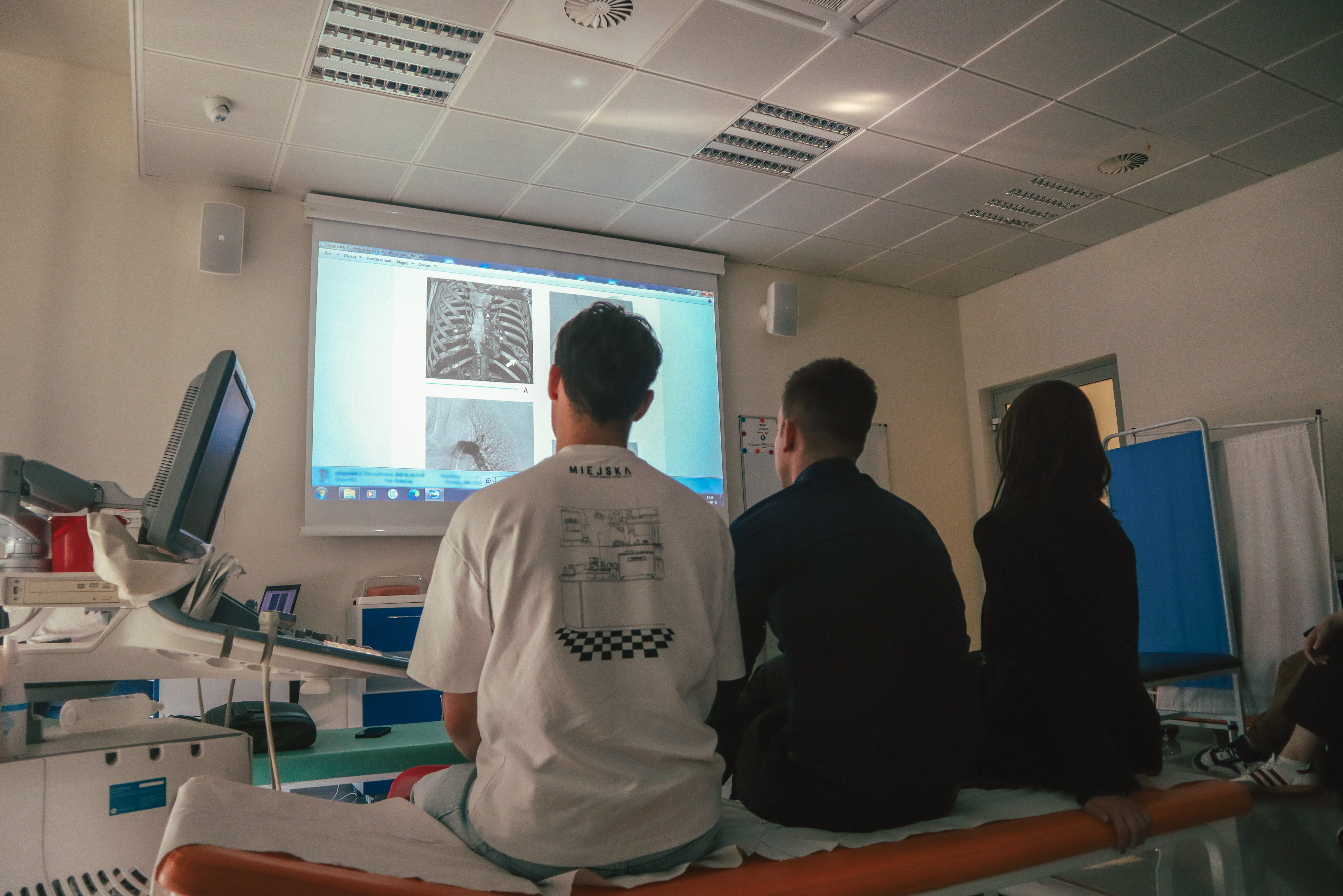 studenci w sali ćwiczeniowej