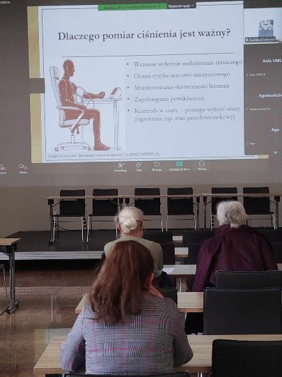 uczestnicy wykładu podczas ogladania transmisji