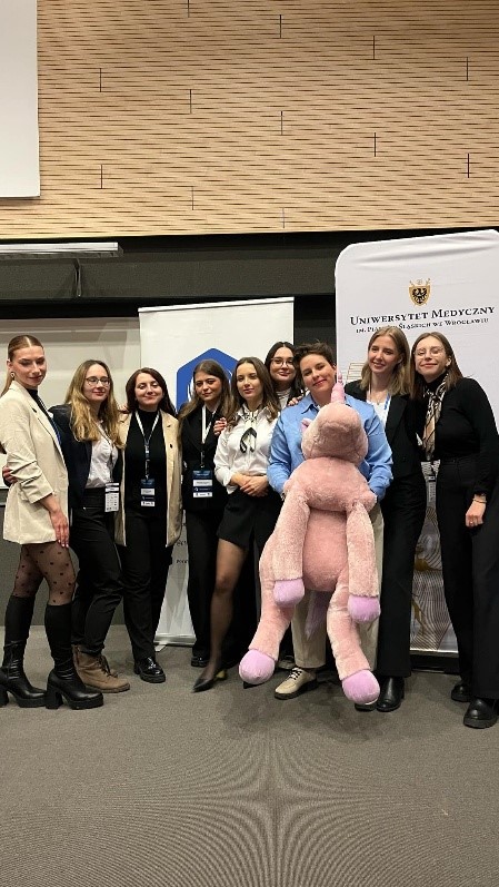 grupa ludzi w maskotką