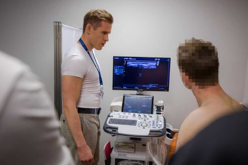 lekarz i pacjent pred urzadzieniem USG