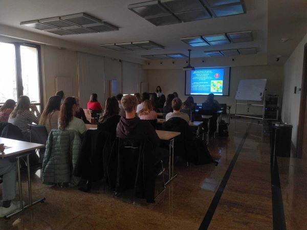 ludzie na krzesłach oglądający prezentacje