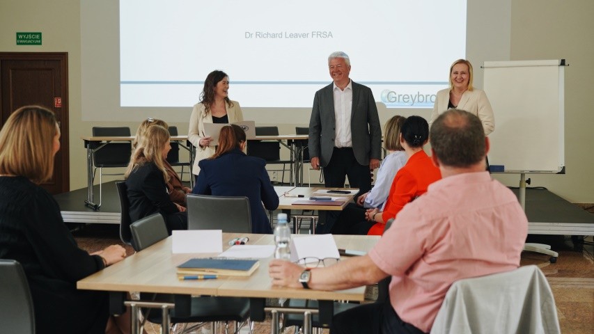 na sali konferencyjnej dr Leaver i słuchacze jego wykładu