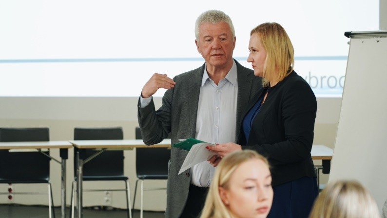 dr Leaver i dr hab. Sroka-Bartnicka rozmawaiją po wykładzie