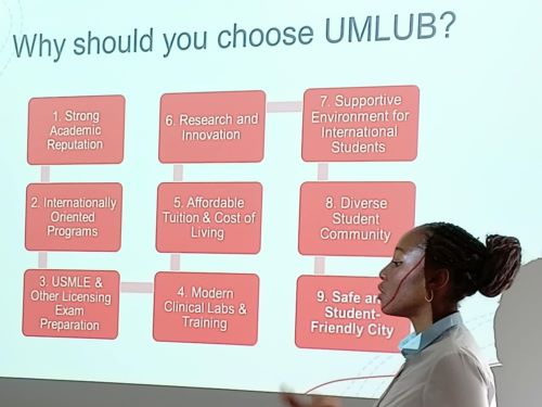 kobieta prezentująca slajd na tablicy