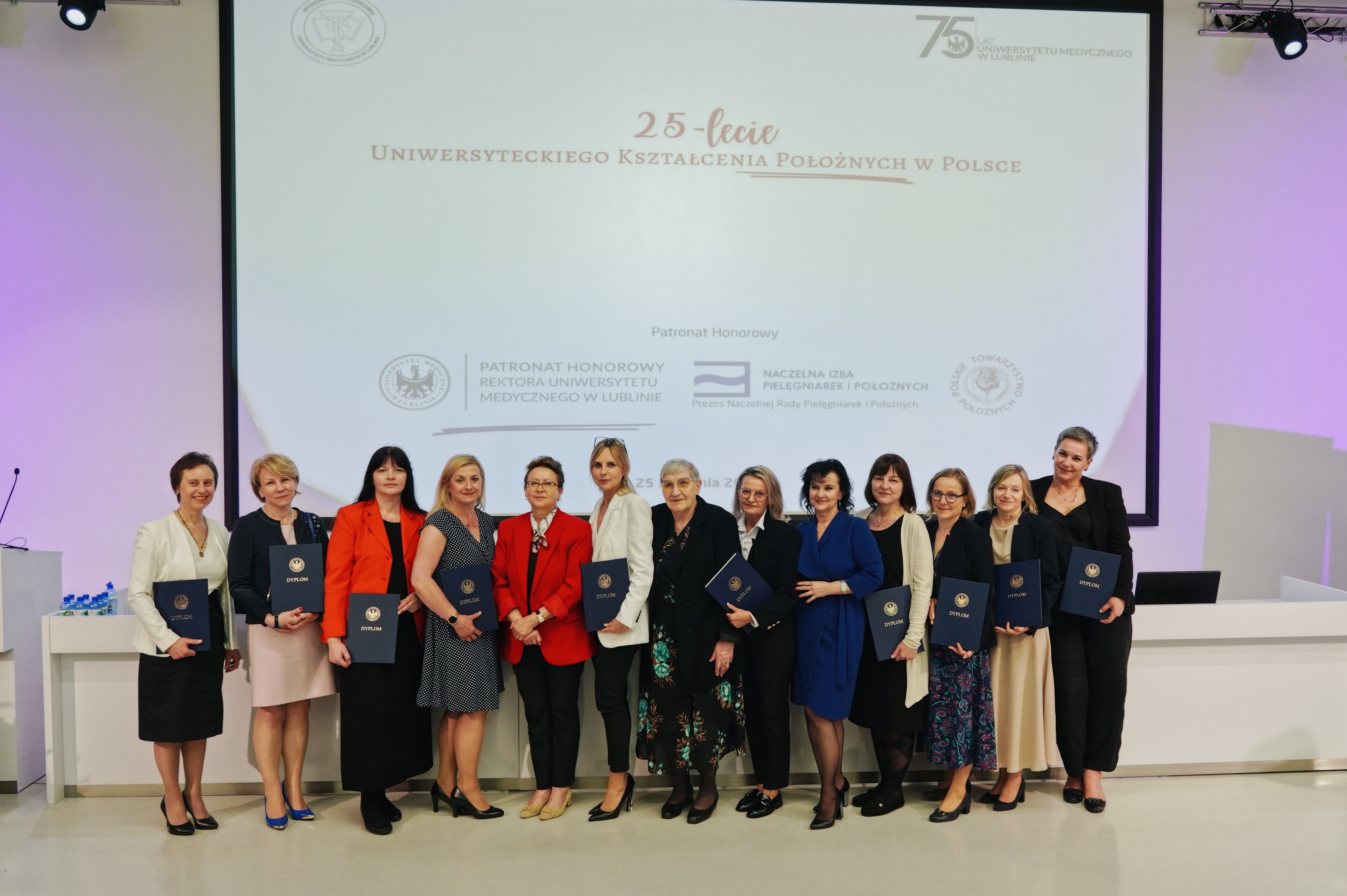 Absolwentki położnictwa rocznik 1996-2000 pozują z pamiątkowymi dyplomami po gali