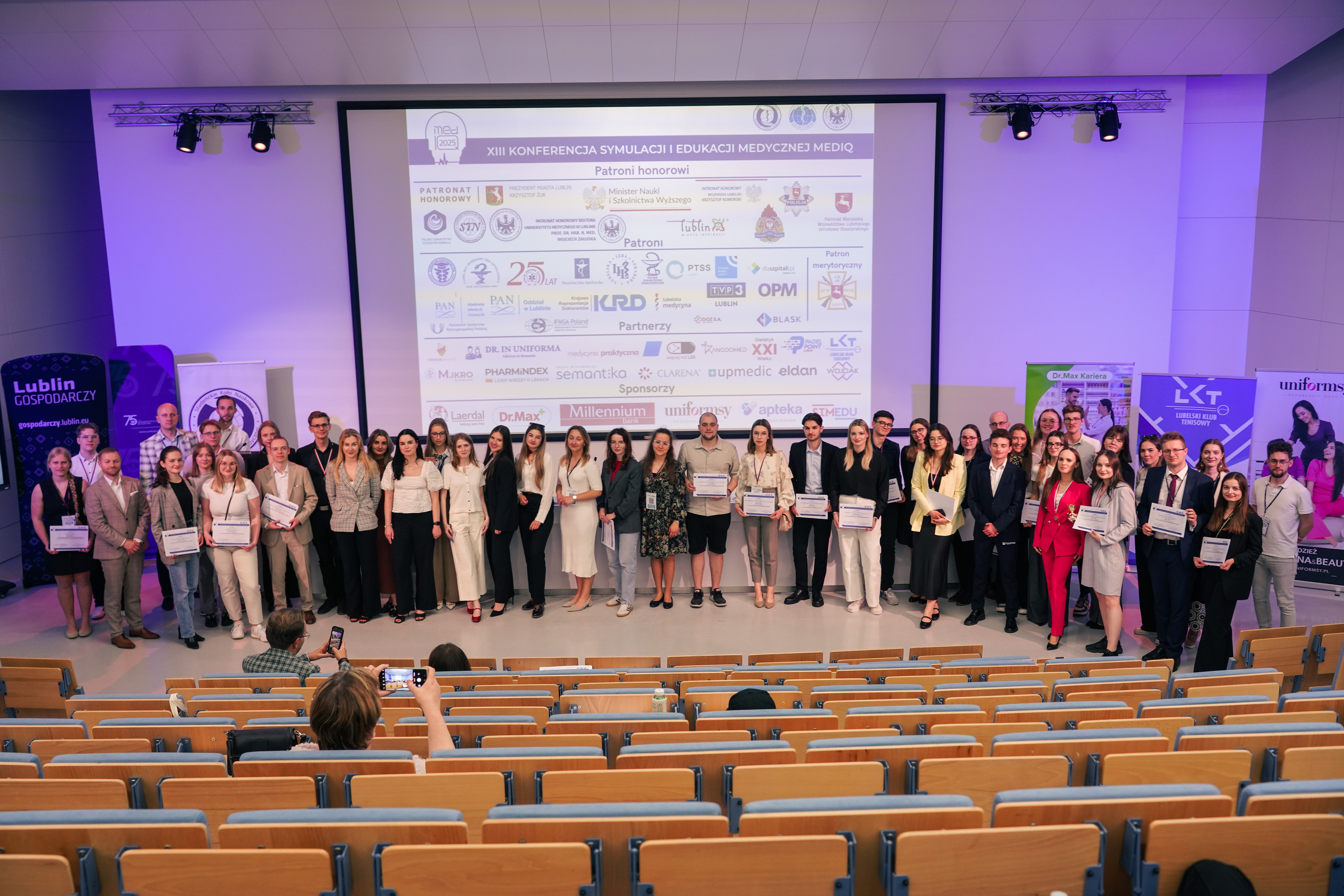 zdjęcie zbiorowe organizatorów konferencji