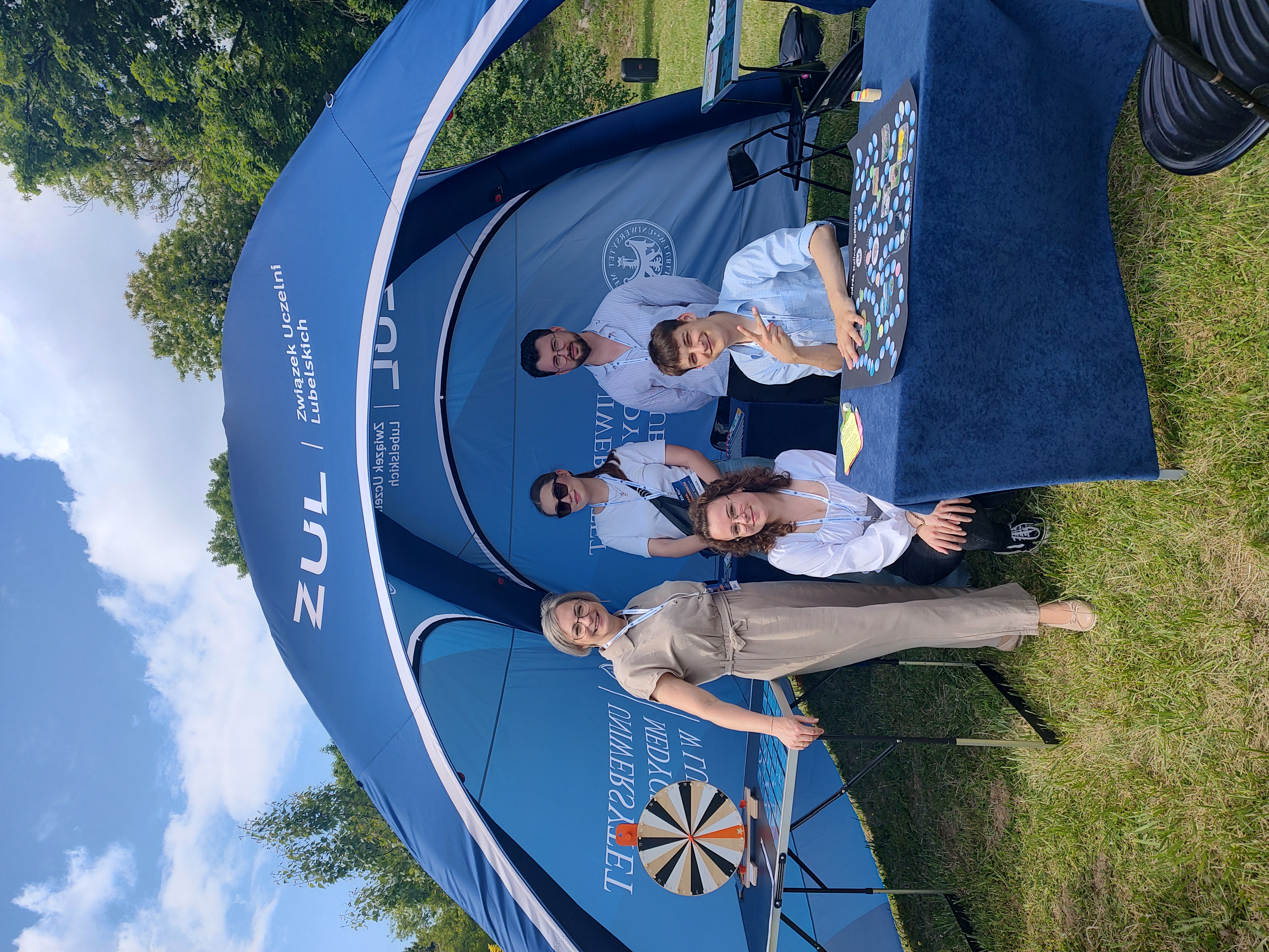 zdjęcie grupowe zespołu pod namiotem