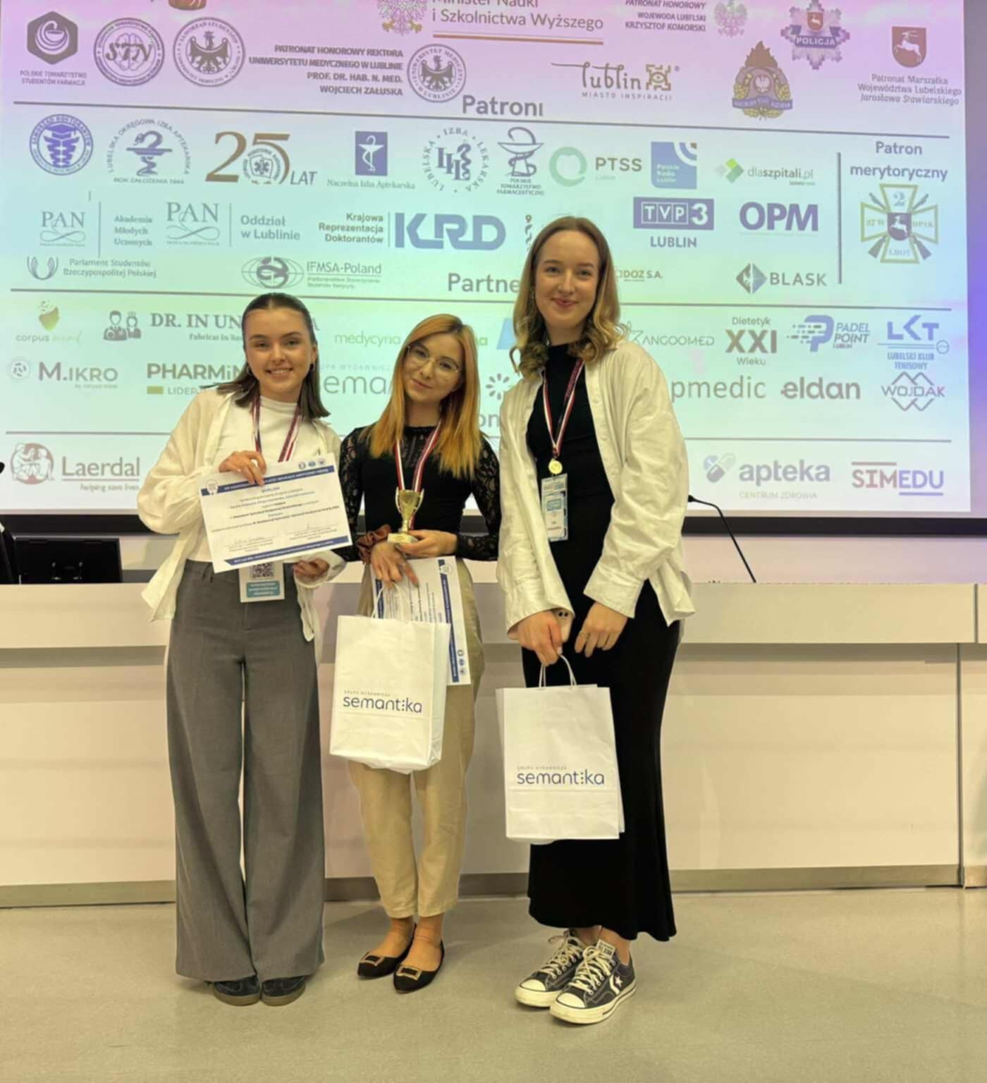 Zwycięska drużyna z UMLub w składzie Kinga Szymańska, Sandra Jeżewska i Julia Stelmasiewicz