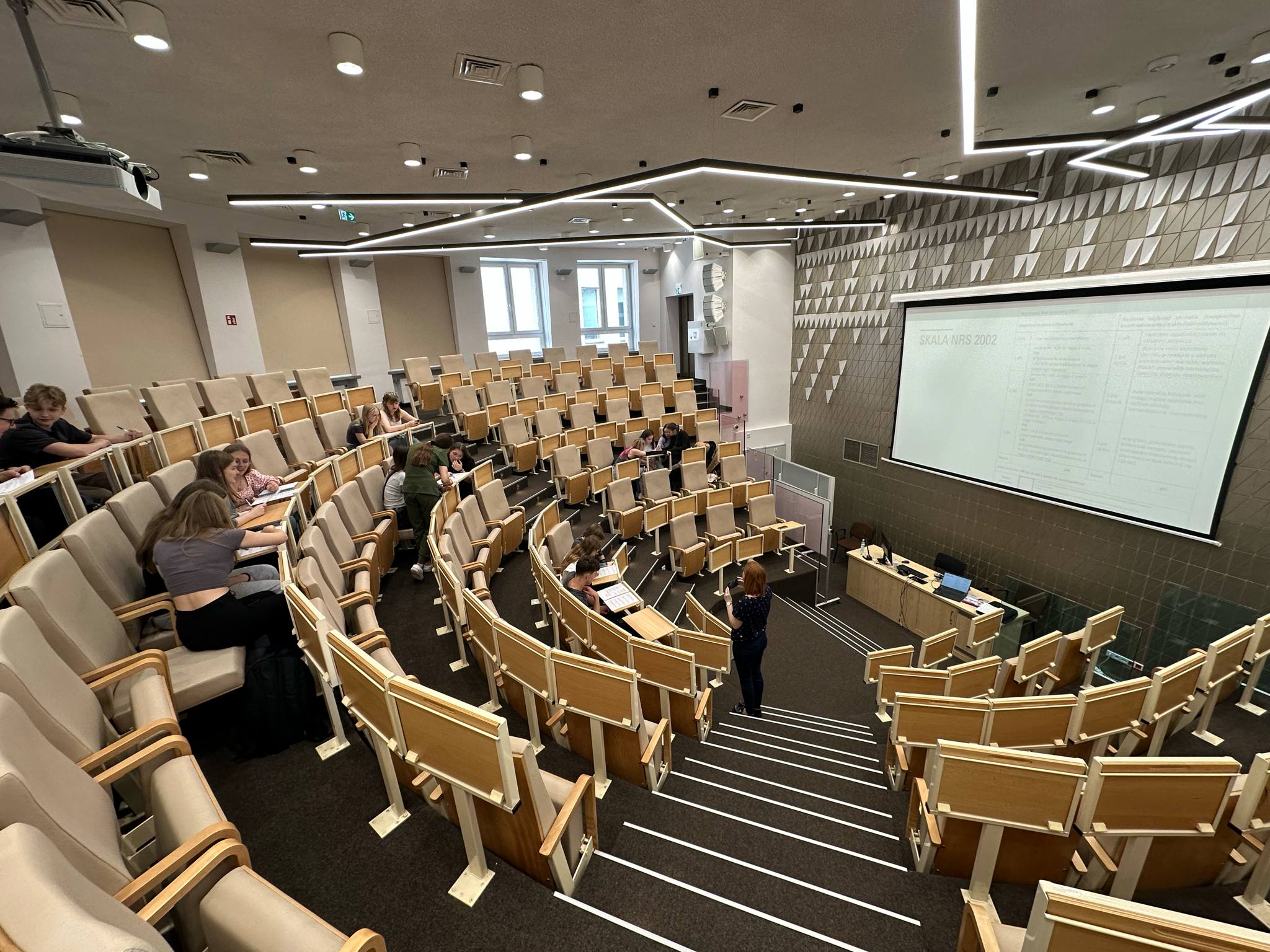 sala wykładowa z uczestnikami wykładu