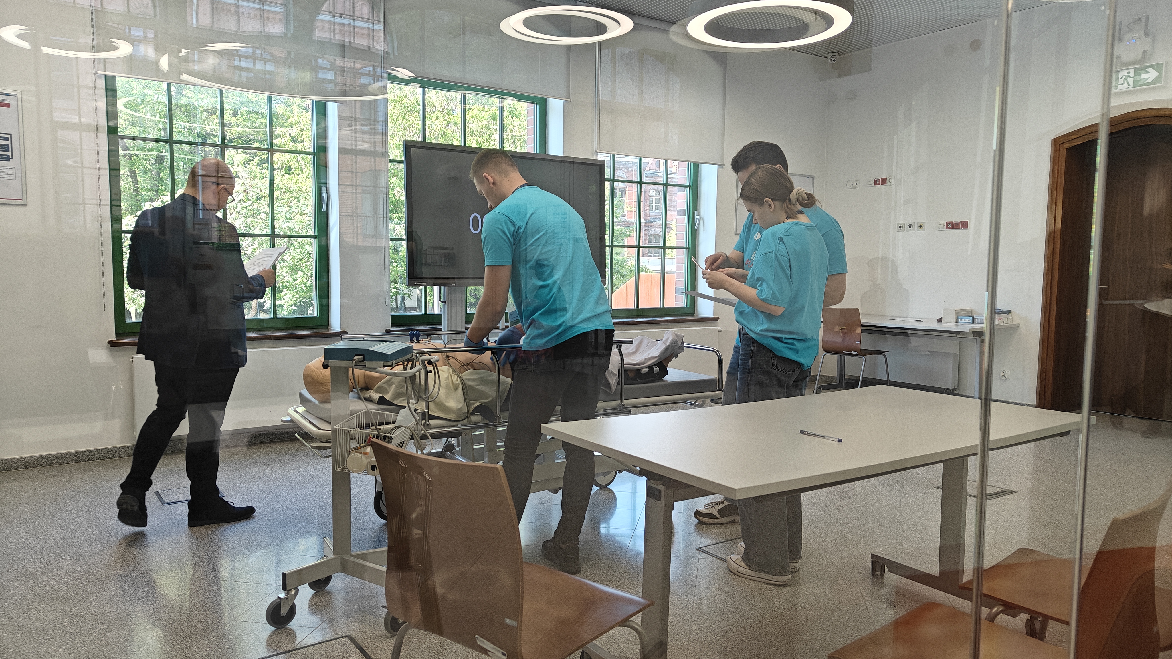 studenci podczas rozwiązywania zadania jednej ze stacji konkursowej