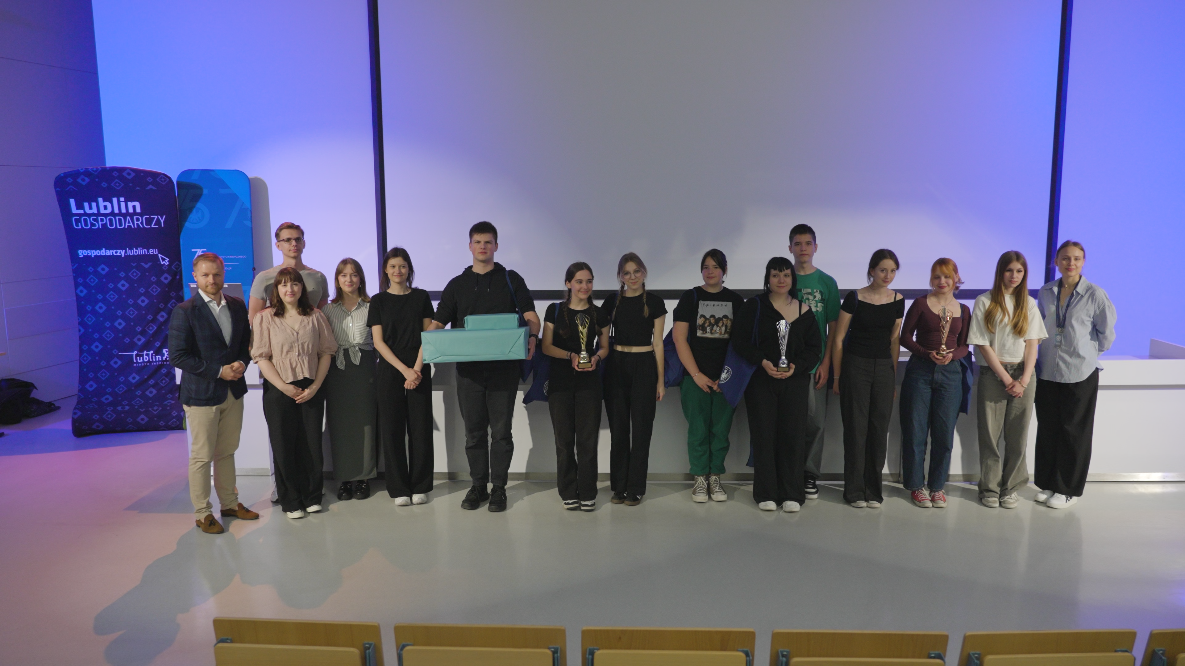 Uczestnicy cześci praktycznej zawodów Licealne SimChallenge