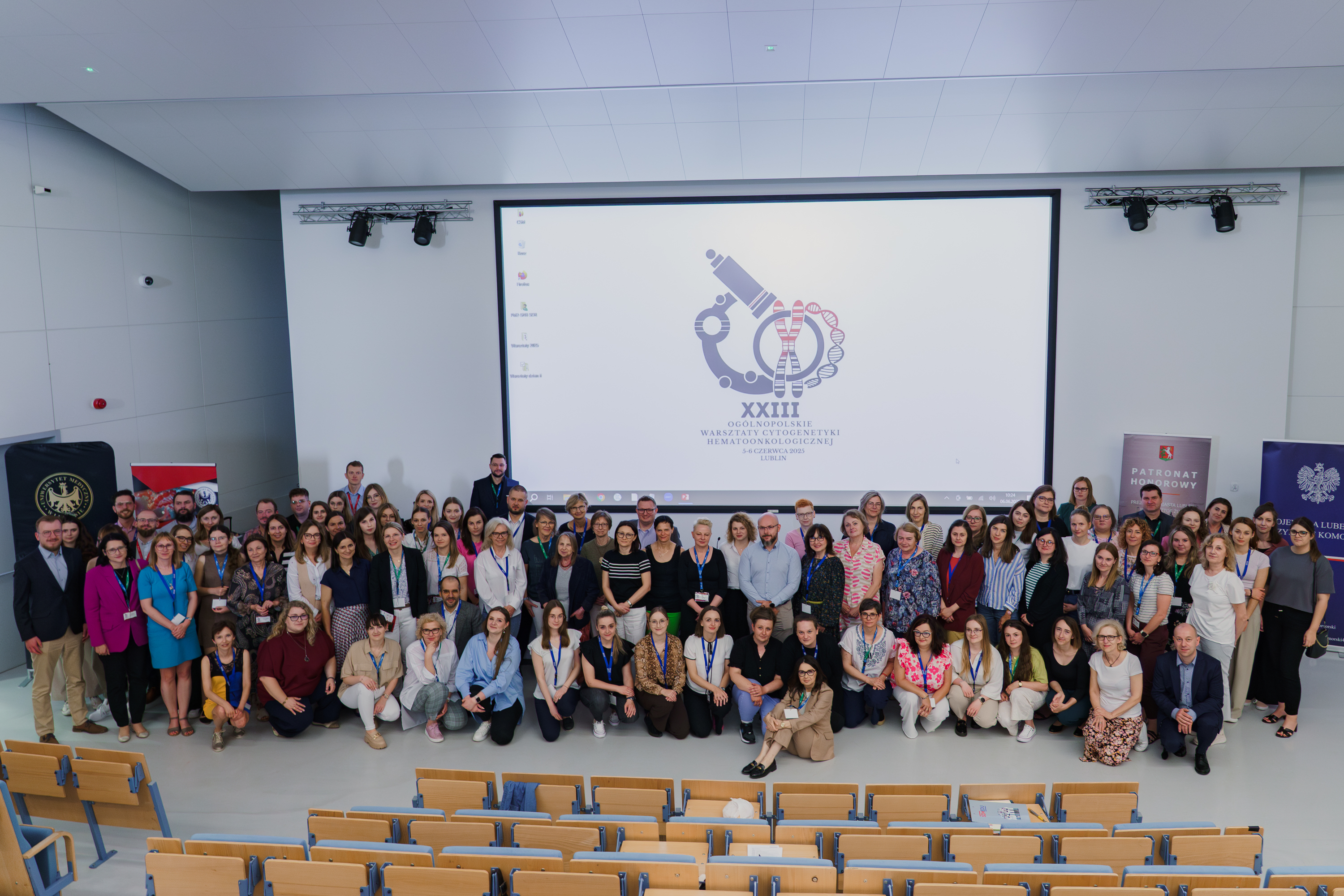 Uczestnicy konferencji na zdjęciu zbiorowym