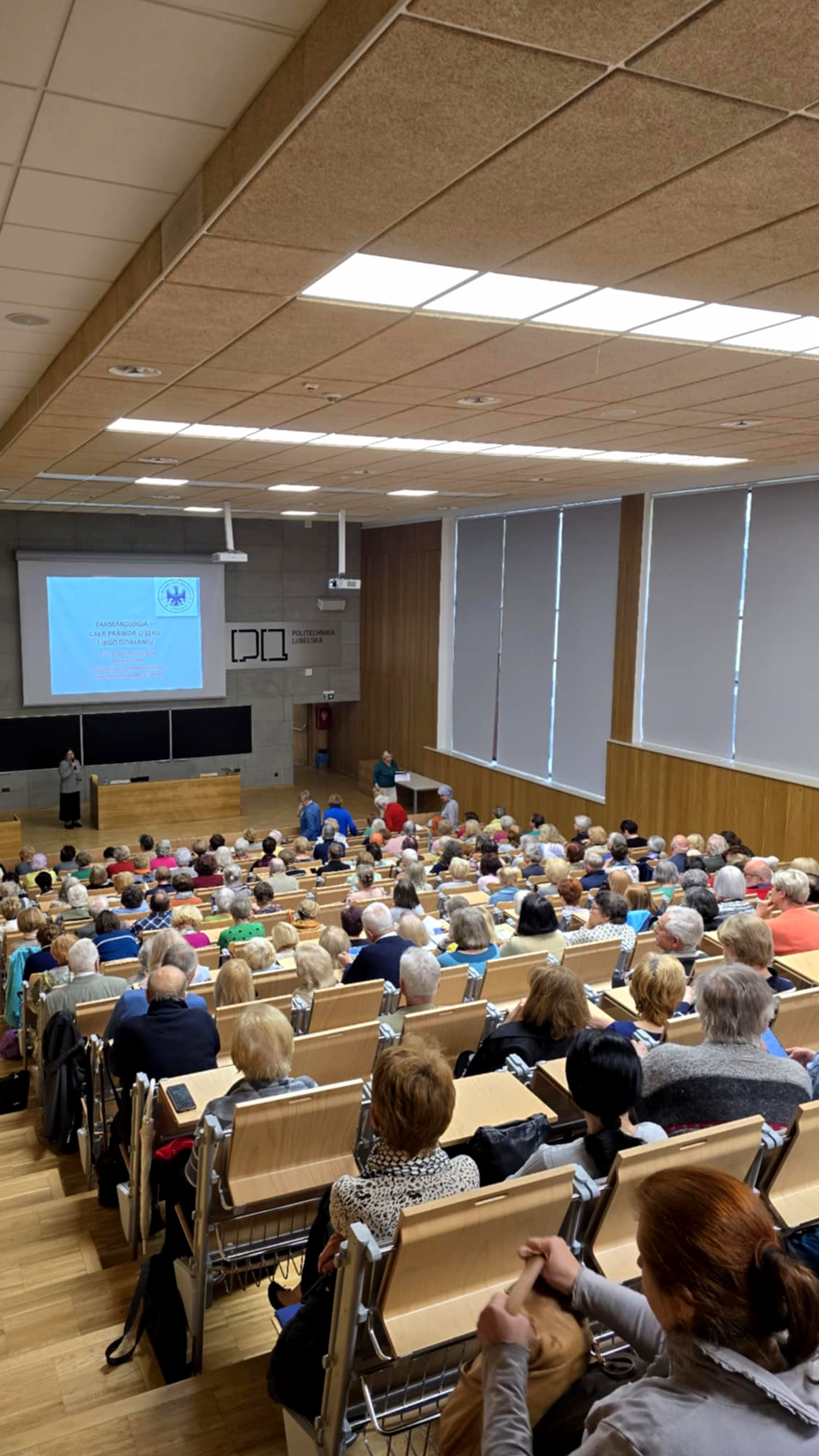 słuchacze na auli podczas wykładu prof. Białej