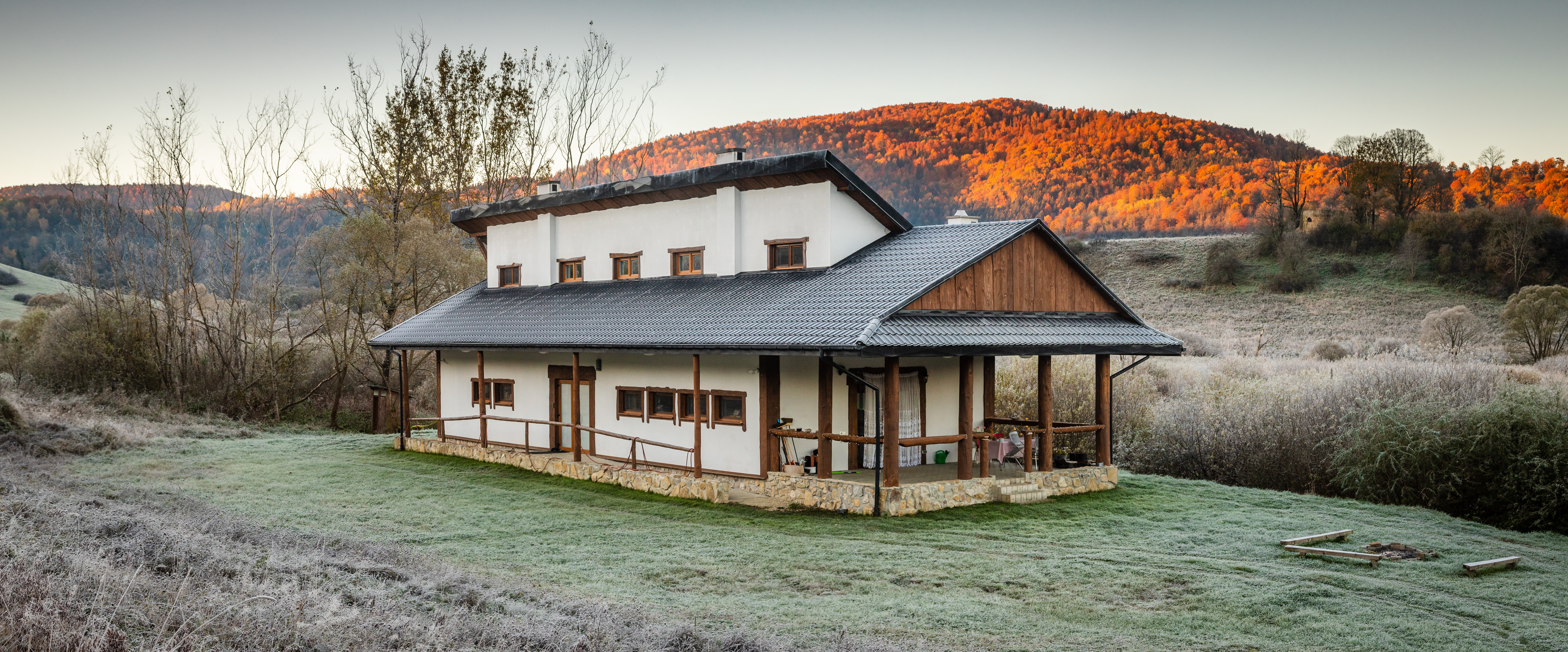 Ośrodek w jesiennej odsłonie, widać przymrozek na trawie