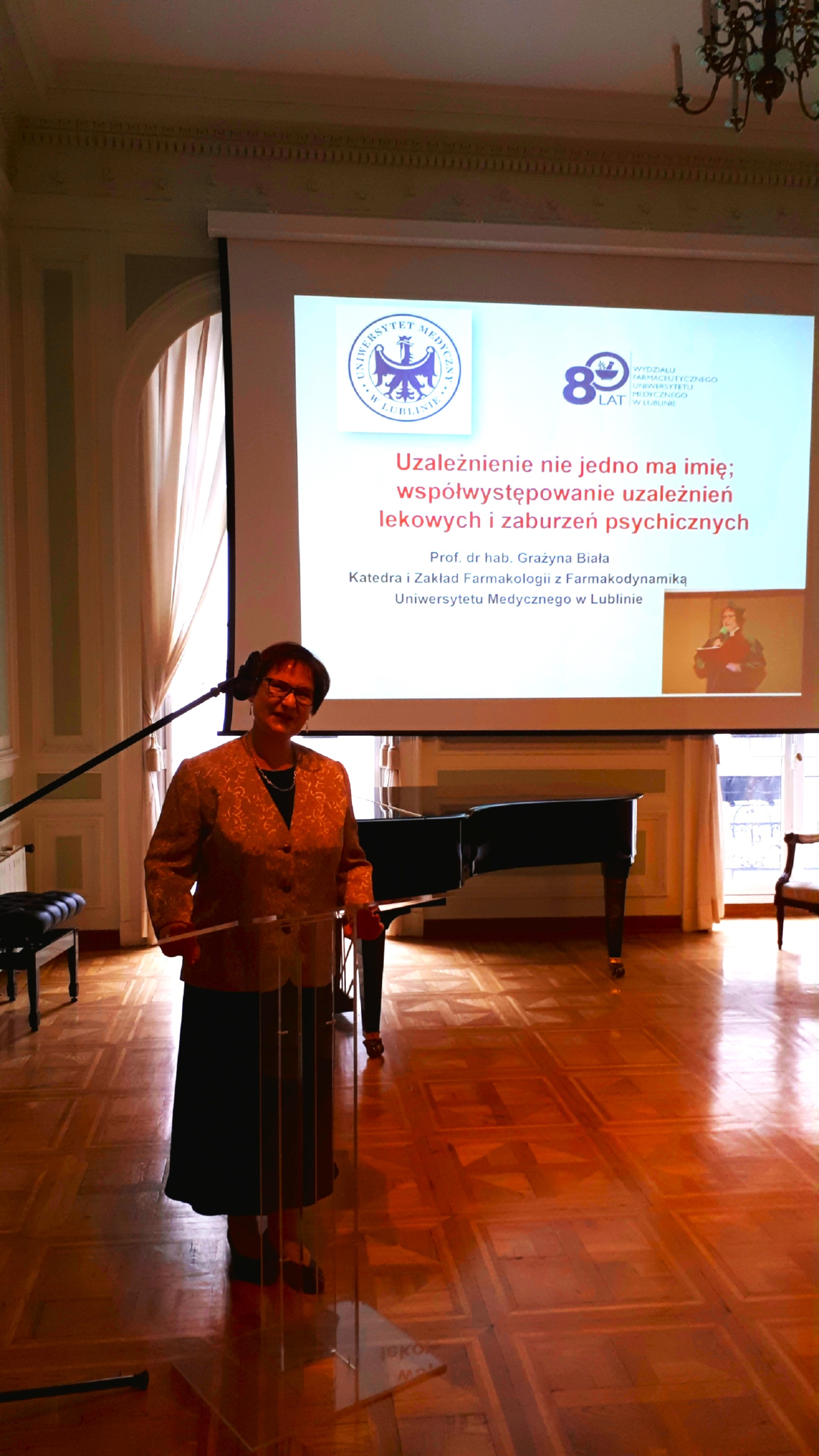 Prof. Biała podczas wykładu