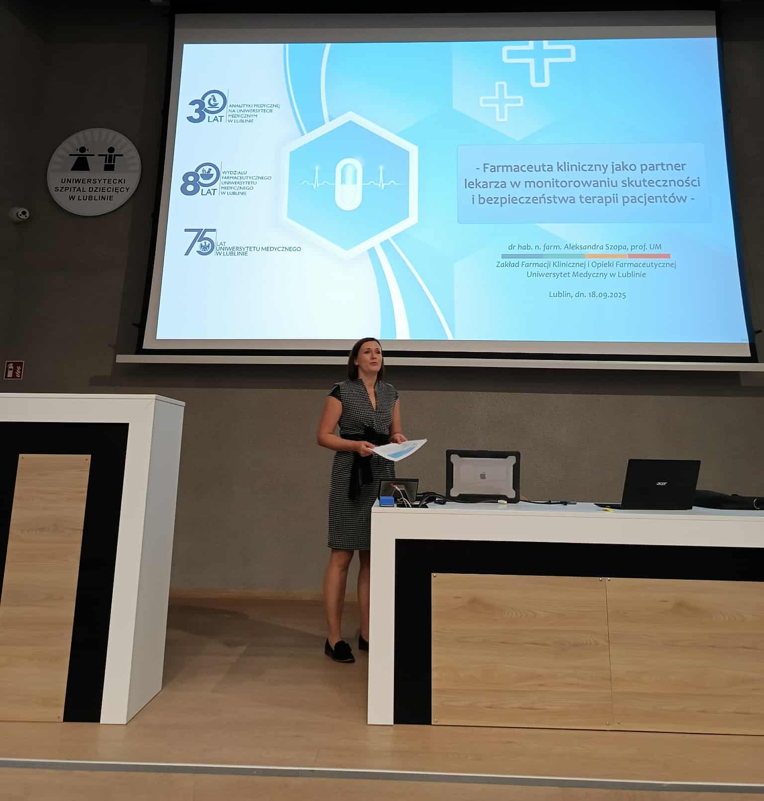 prof. Aleksandra Szopa wygłasza wykład na konferencji