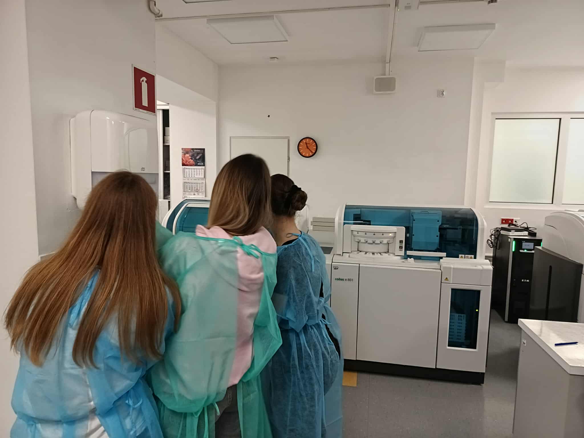 uczestnicy wykładu zwiedzają nowoczesne zautomatyzowane laboratorium