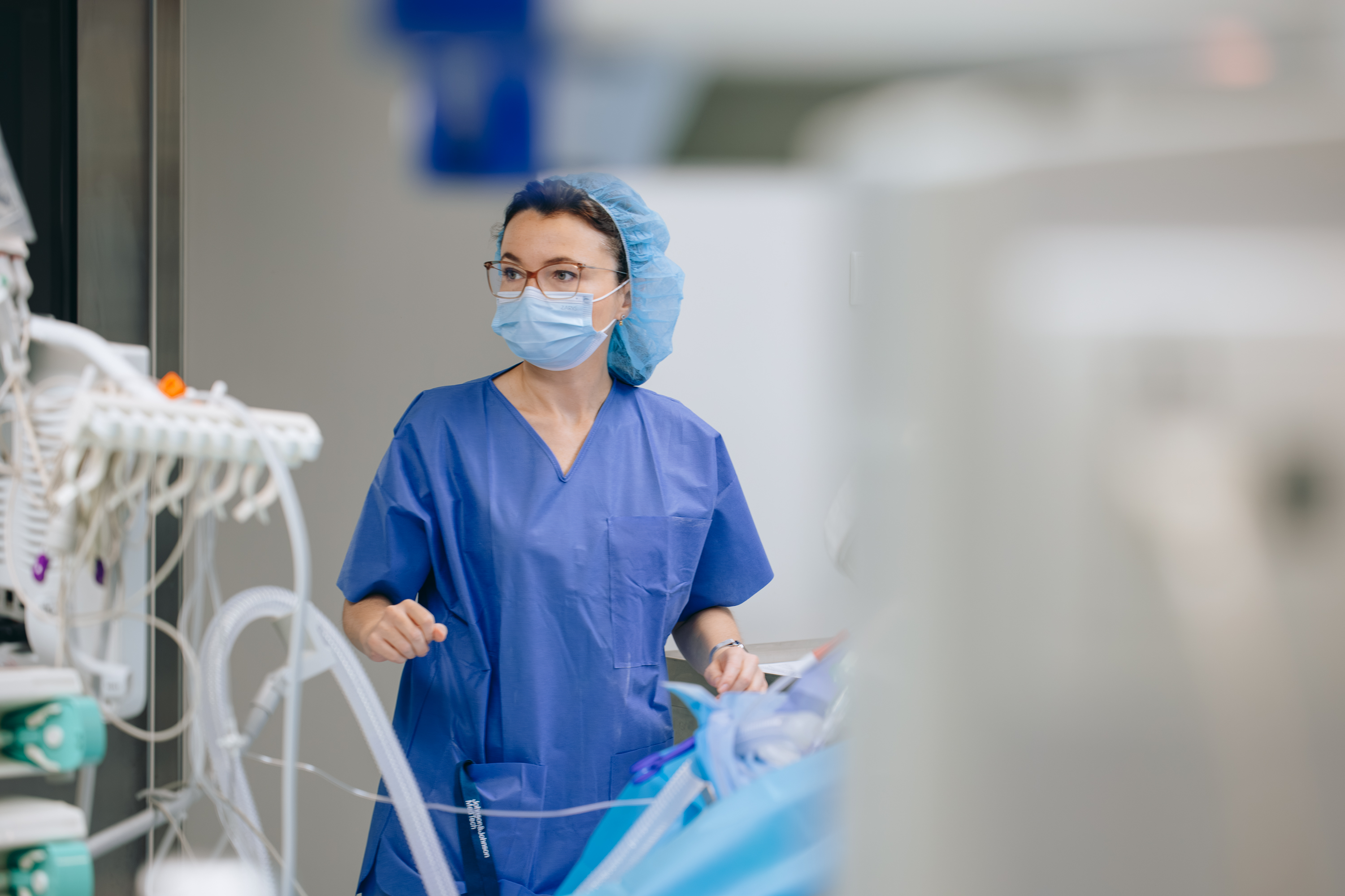 pielęgniarka operacyjna na sali operacyjnej
