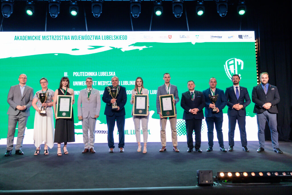 zdjęcie grupowe drużyn zwycięzkich