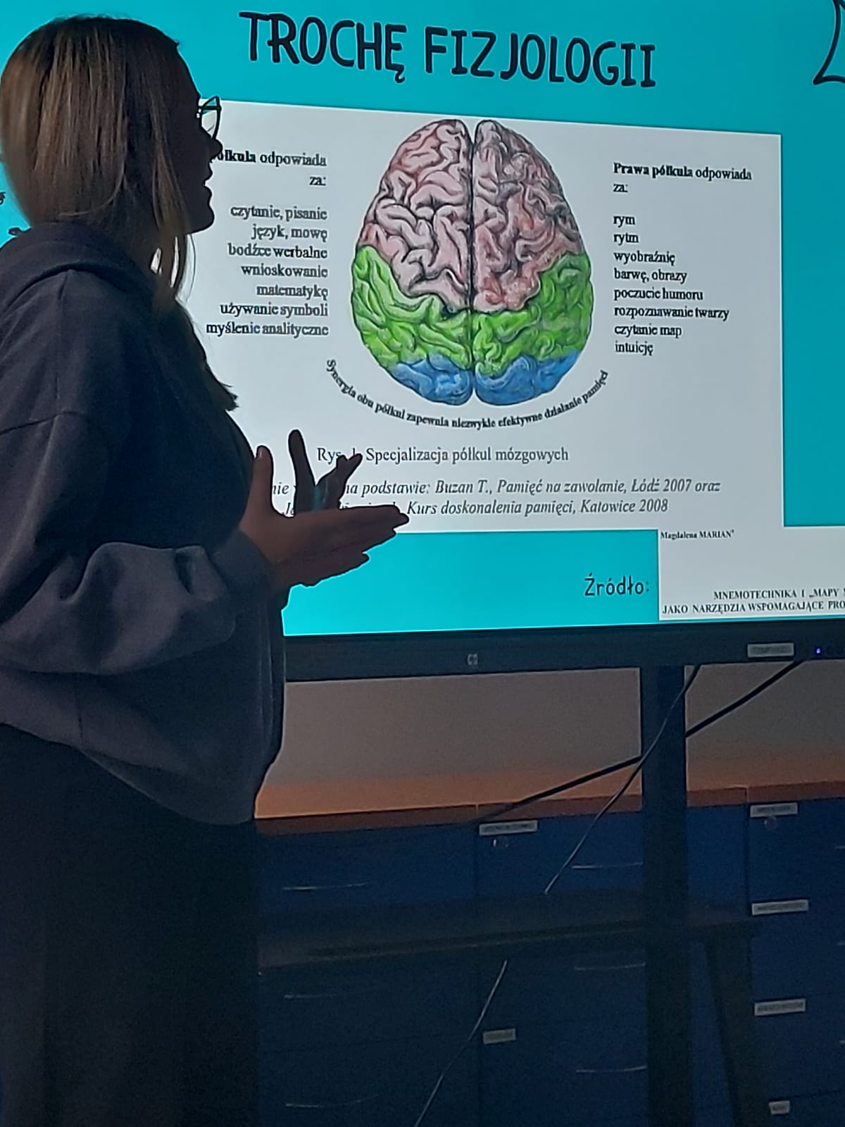 studentka prowadzi wykład z fizologii, w tle slajd z prezentacji
