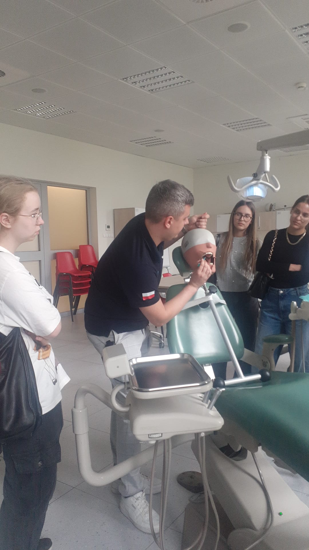 prowadzący warsztaty przedstawia zabiegi stomatologiczne na fantomie