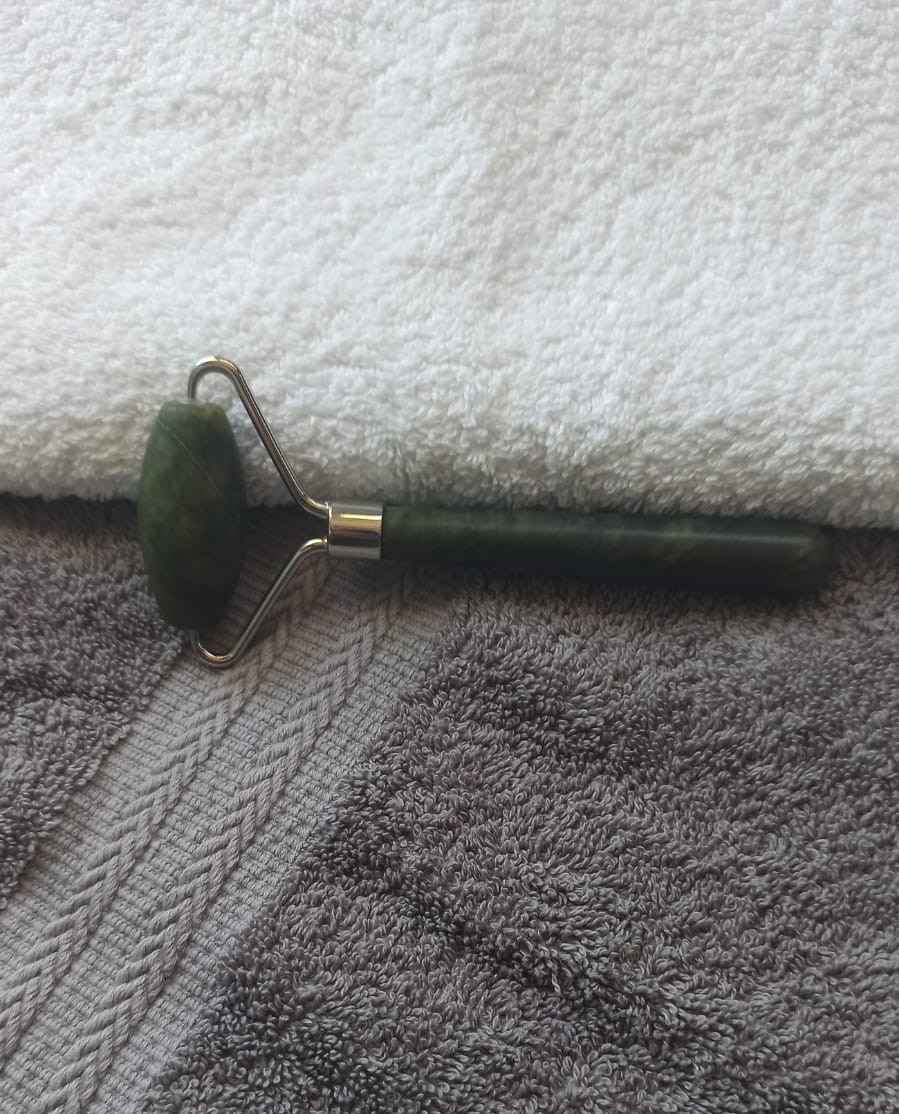 wałeczek jadeitowy leży na ręczniku