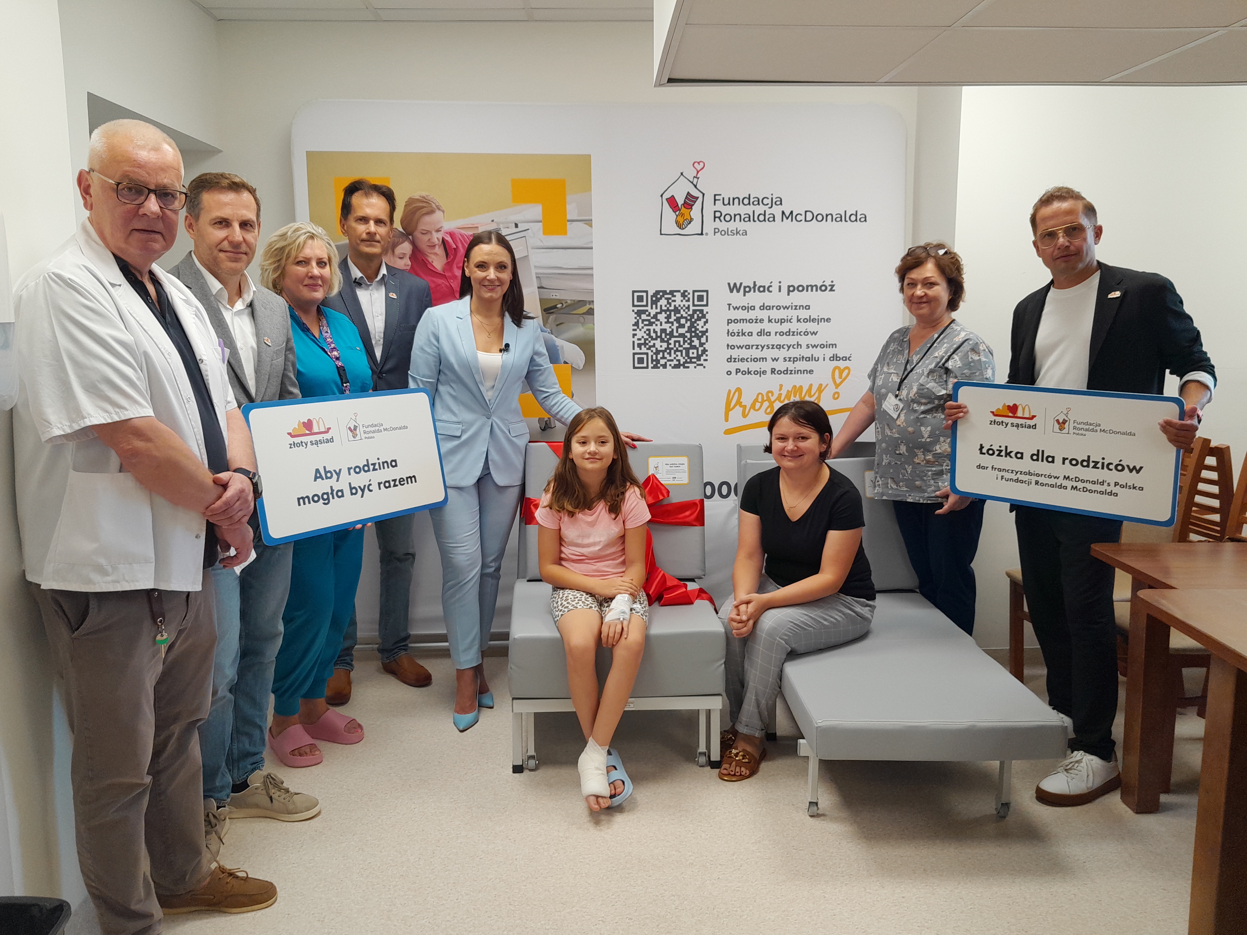 przekazanie Szpitalowi Dziecięcemu foteli z Fundacji