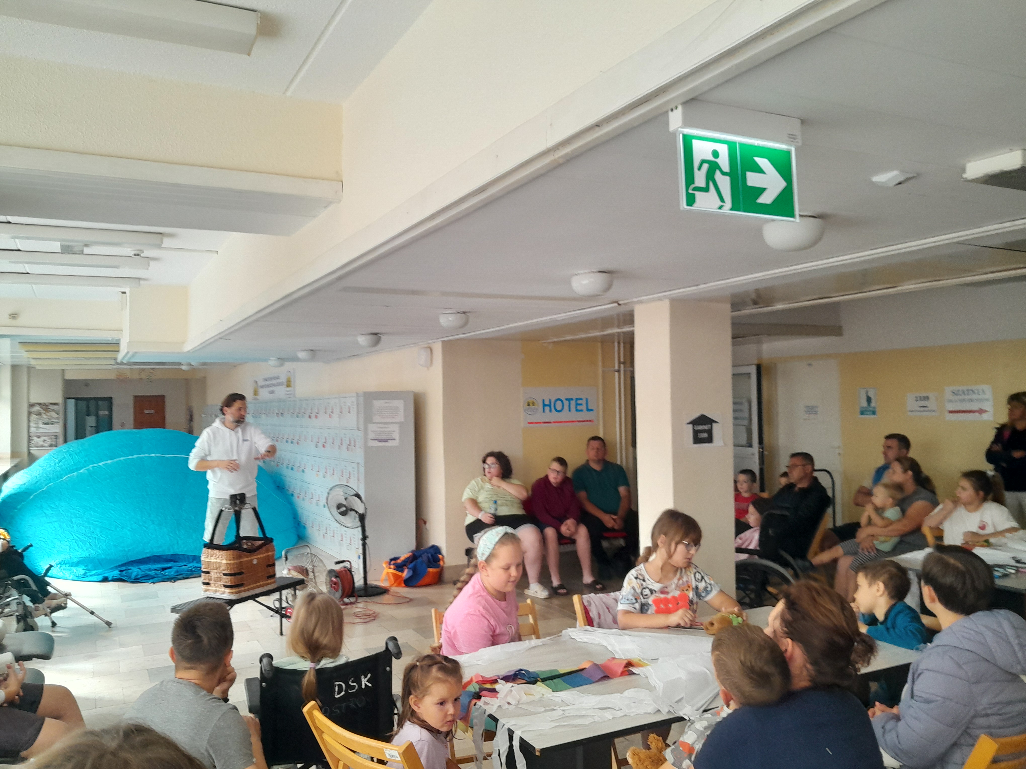 pilot balonowy prowadzi warsztaty dla małych pacjentów szpitala