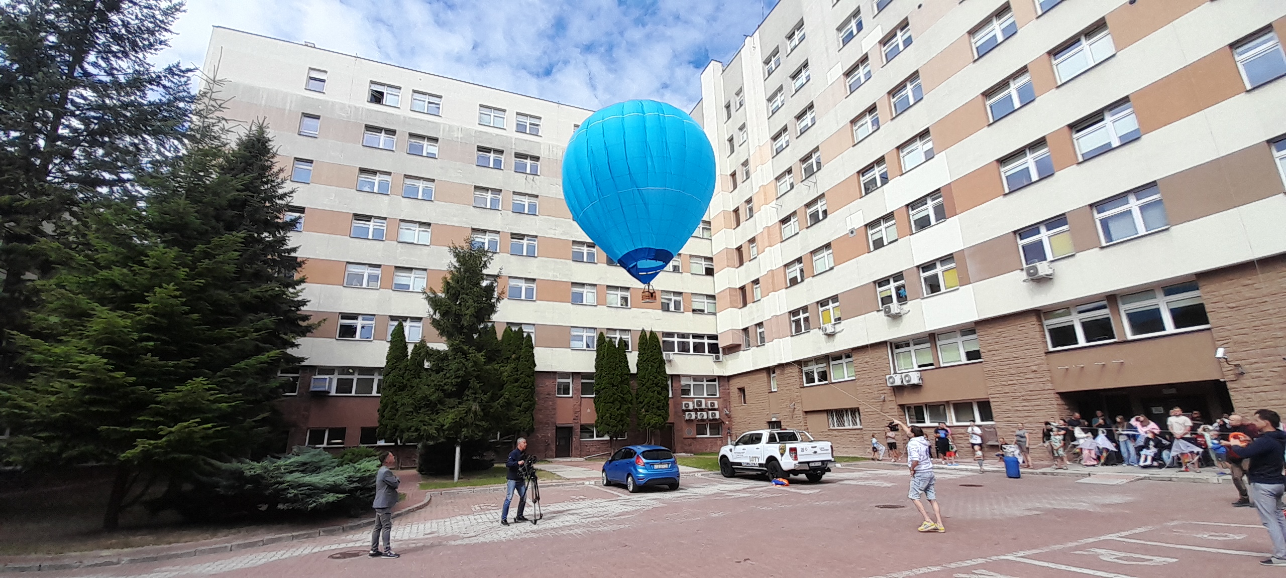 Lot minibalonem na dziedzińcu Szpitala