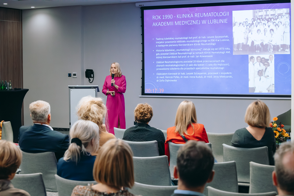 Prof. dr hab. n. med. Bożena Targońska-Stępniak podczas wykładu na temat historii Kliniki Reumatologii