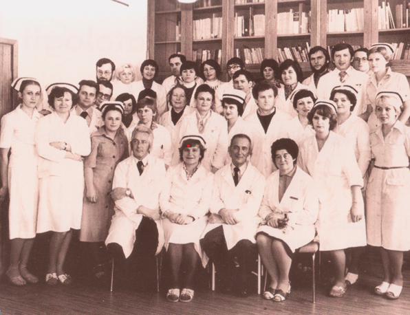 zdjęcie archiwalne zespołu pracowników tworzącego Klinikę Reumatologii