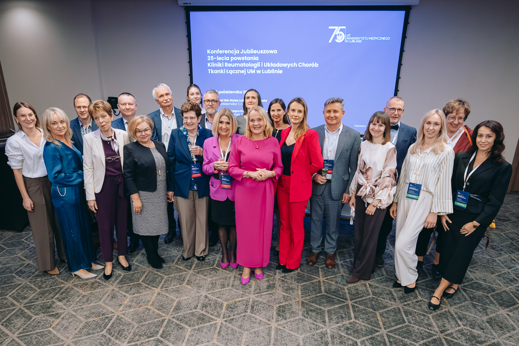 Uczestnicy jubileuszowej konferencji Kliniki Reumatologii - zdjęcie zbiorowe