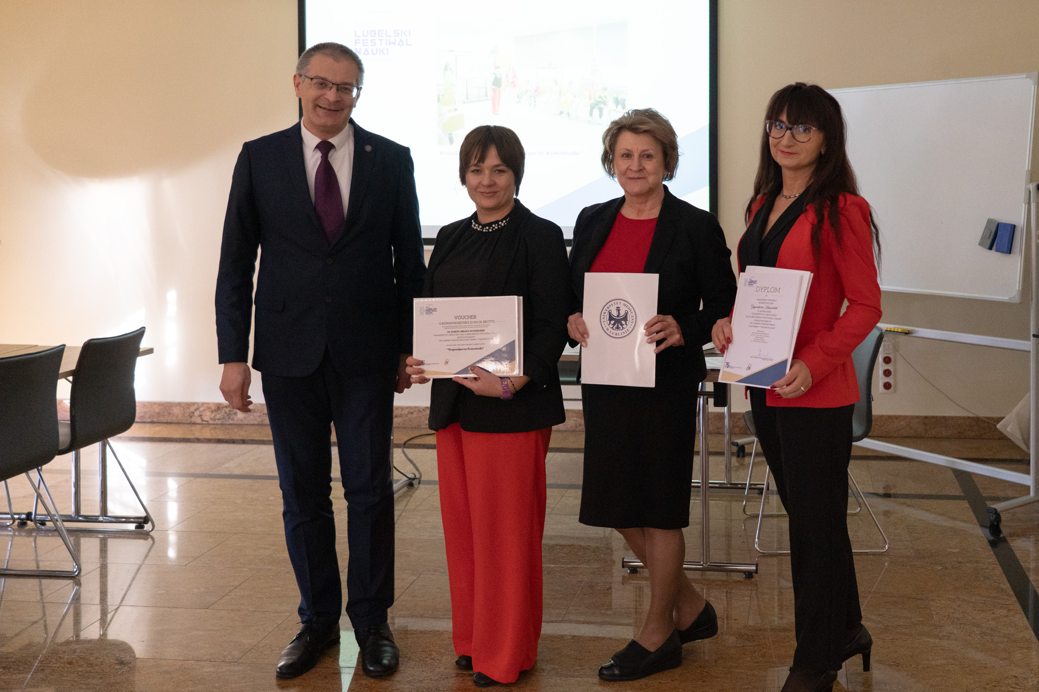 prorektor Łuszczki i zwycięska drużyna projektu „Grypoodporne Krasnoludki”