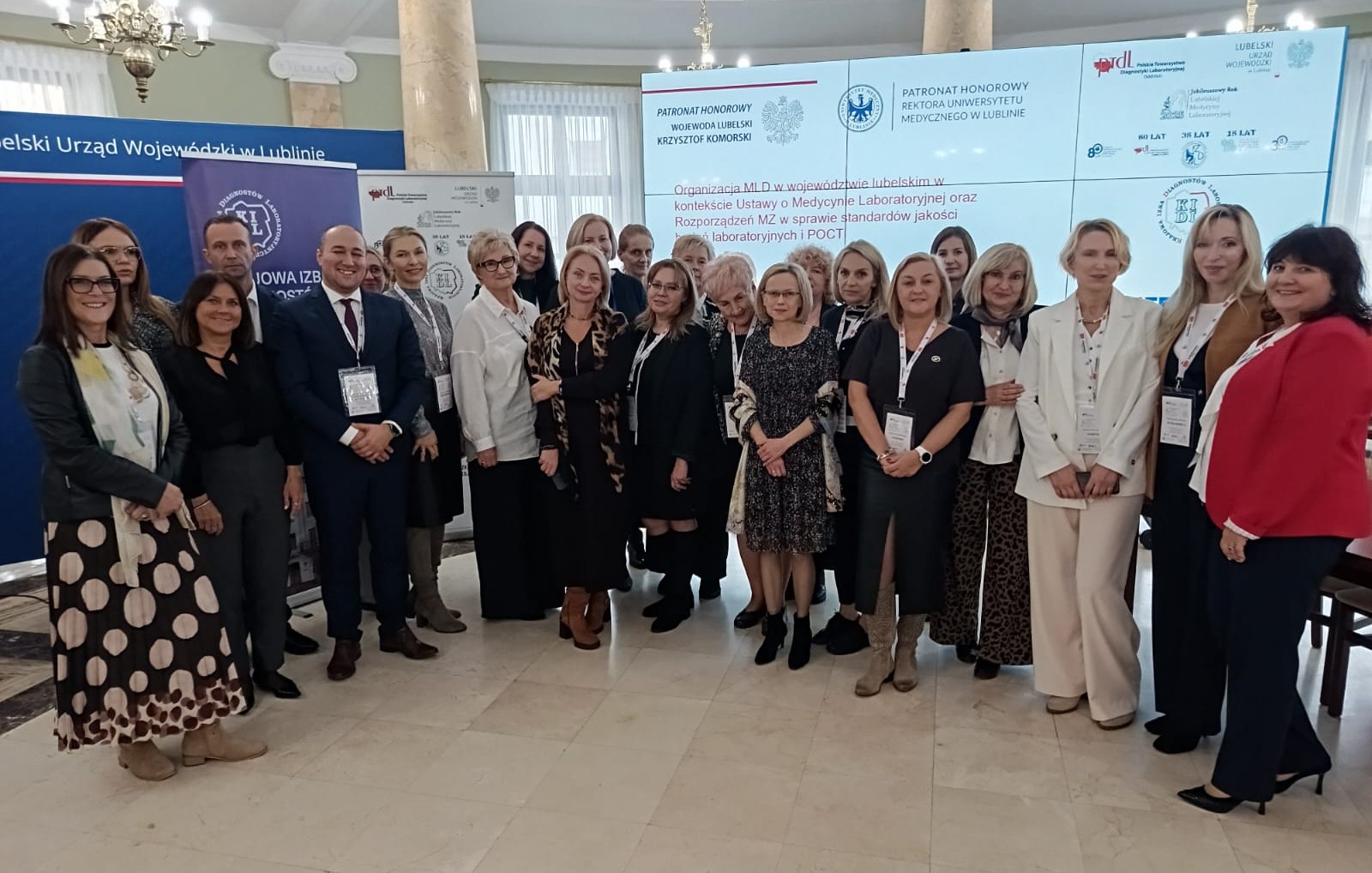 Uczestnicy i organizatorzy zdjęcie wspólne na podsumowanie wydarzenia